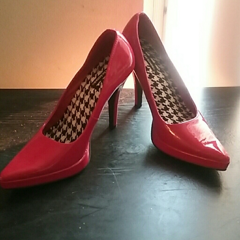 Red patent leather pumps